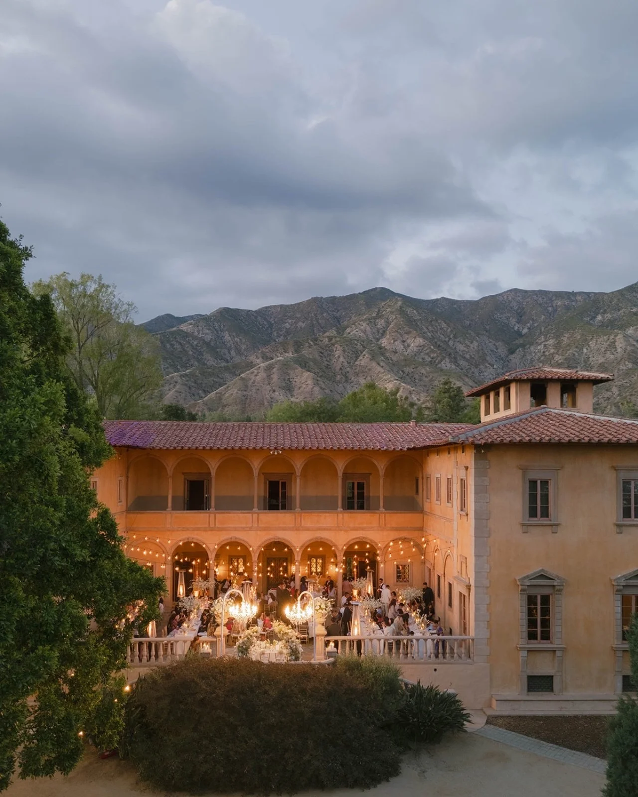 An almost bird's eye view of a beautiful dinner reception at the gorgeous Villa Del Sol D'Oro. Those bistro lights add the perfect touch of warmth and ambiance. 

@villadelsoldoro @ssfpschool @afabsoiree @chef_neal_pan @flouringla @allegro_event @kan