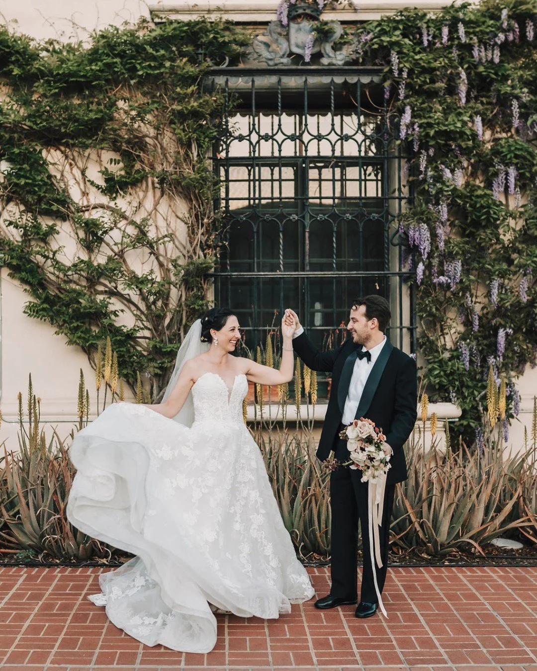 There isn't a bad spot for a photo at the Athenaeum. This one in front of the climbing vine is a fan favorite! 

@caltechathenaeumweddings @afabsoiree  @emilyburgesshair @ixoraflorist @katelyn__beauty @bethanyjeanphotograph @dessygroup @annebarge @jo