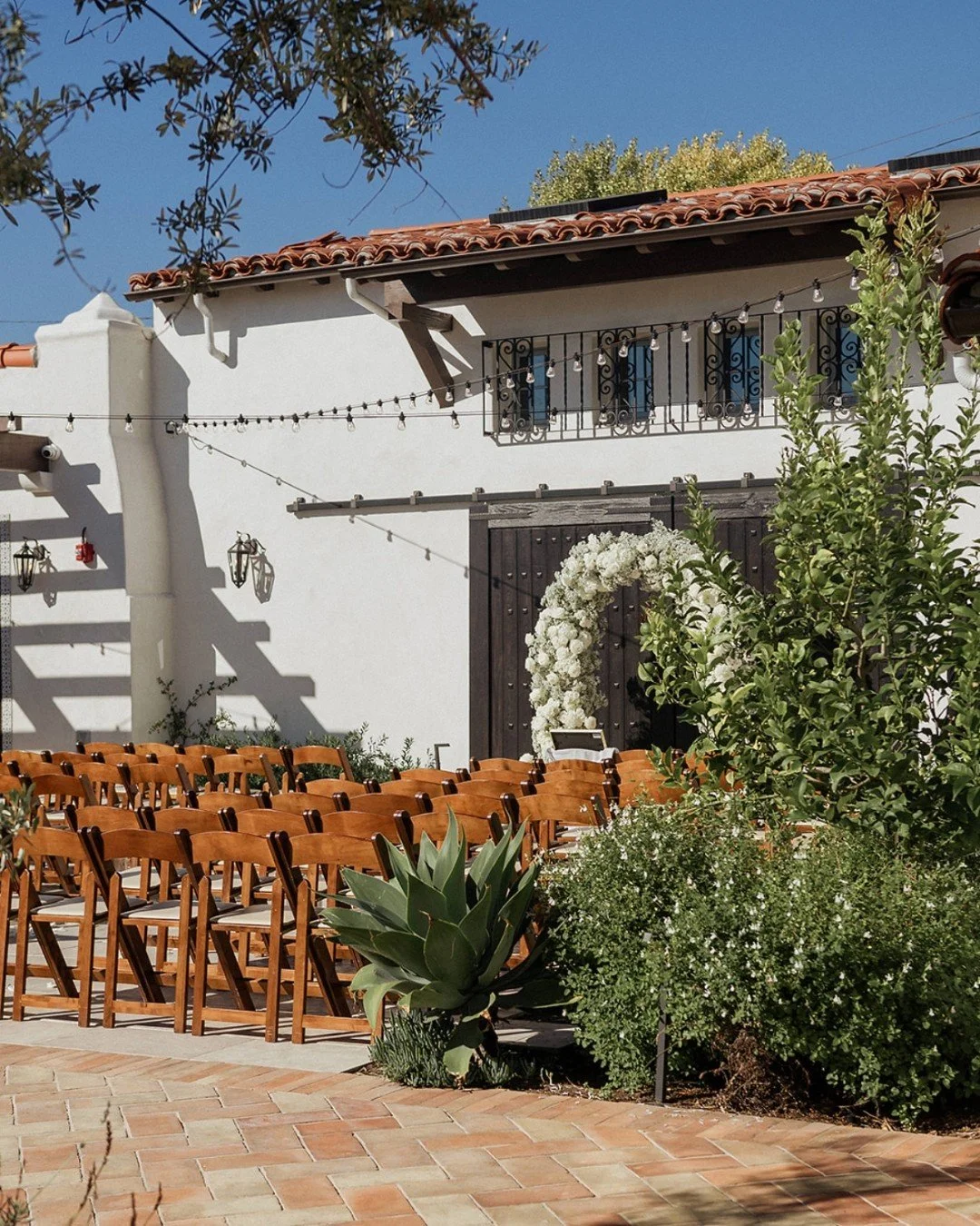 When we're out in Orange County, @agapesanclemente is easily one of our favorites to work. It's perfect for an intimate celebration, and the options of customization are endless - in the best way! 

@agapesanclemente @afabsoiree @oliviasmum @lisetteg
