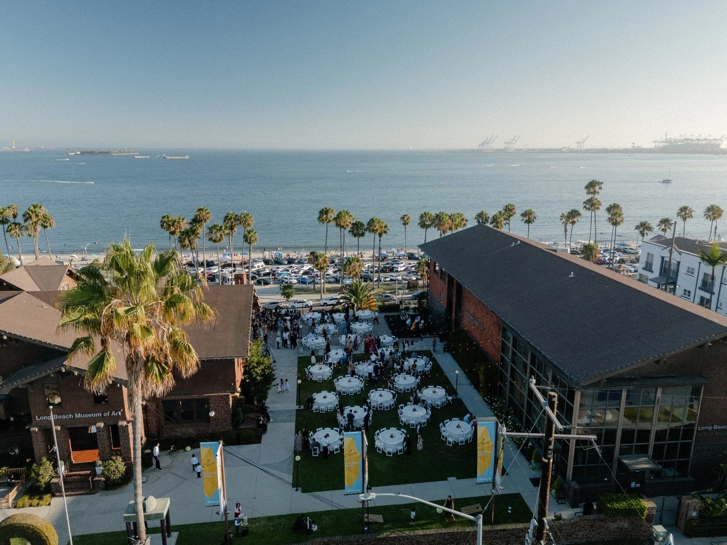 2 different views of a 230 person reception, one helluva good time. This was one for the books at our favorite Long Beach Museum of Art!

@clairesbythemuseum  @olivewoodpizza @afabsoiree @lnwark @wanderlustcreamery @butterflysrest @kellyzhangstudio @