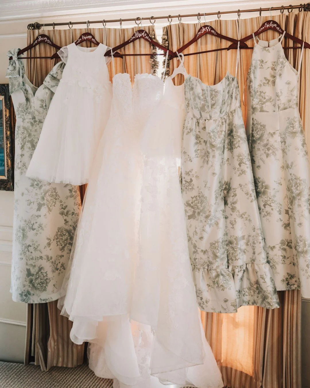 A moment for the dress(es) please! My bride K has impeccable taste, and everyone looked gorgeous in these ensembles 😍

@caltechathenaeumweddings @dessygroup @annebarge @jolibride @bethanyjeanphotography
