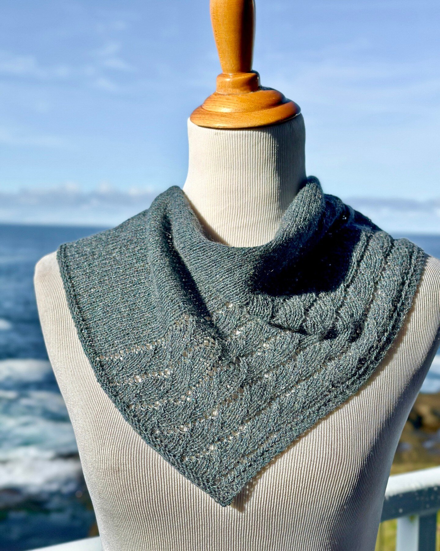 How's this for a balcony view? ☀️🌊 The stitch pattern is so easy on this little cowl and there are 2 options for the lace too. Which width of the lace do you prefer? The rose-gold one shows the wider option. 
.
See below for the intro discount and t