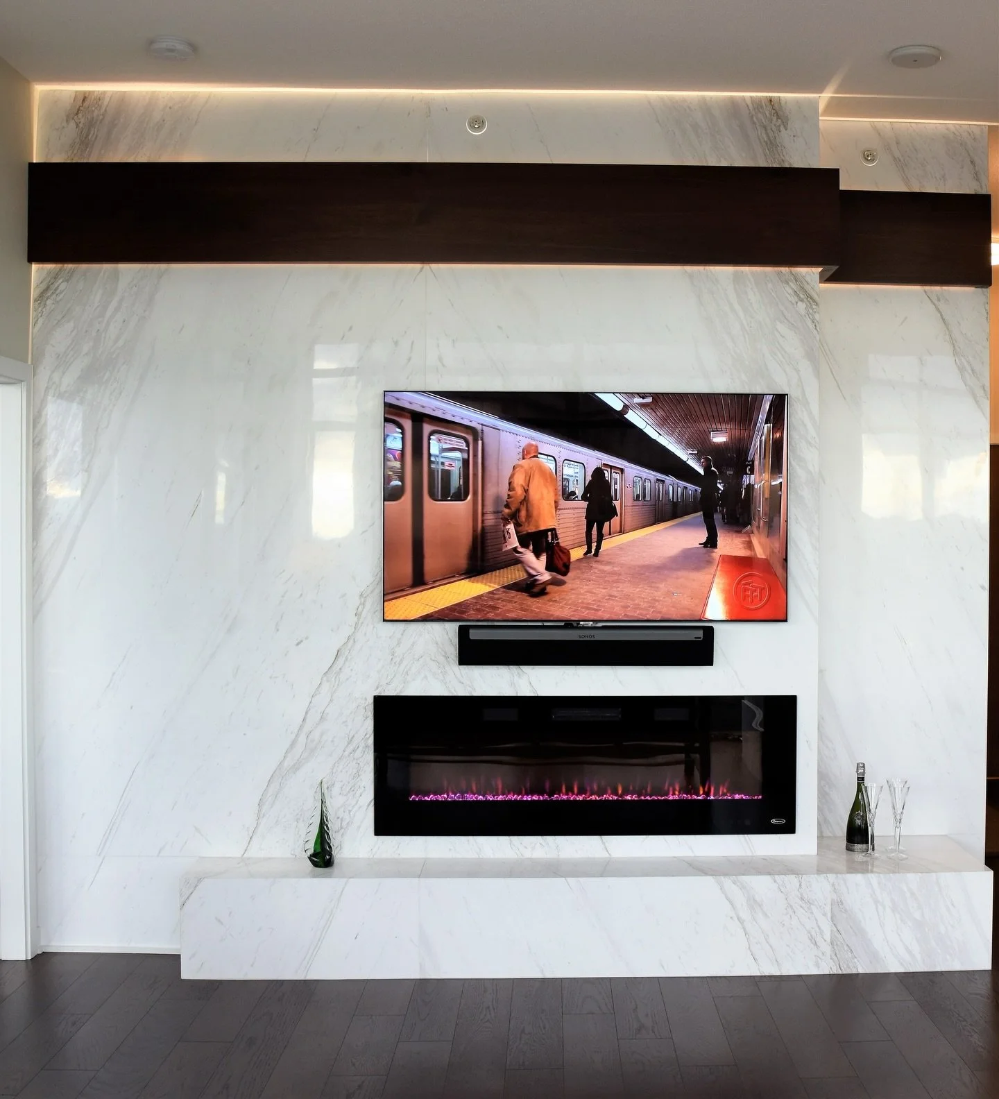 THE CONSTRAINT THAT SHAPED THE DESIGN 

Every project has a constraint that quietly dictates everything that follows.

In this penthouse, it wasn&rsquo;t budget or square footage.
It was scale.

Large, uninterrupted walls.
Minimal architectural relie