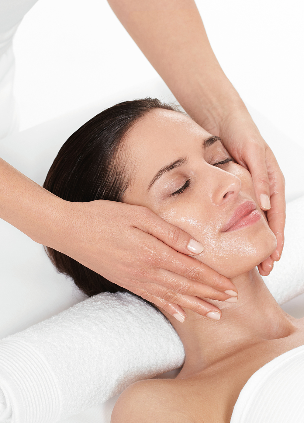 Cocoon Foam Mask Treatment The treatment begins with an effective massage that kneads and performs esthetic draining to selected acupuncture points on the face to relax, detoxify the tissues and revive cellular metabolism. Wrapped in gauze, the famous Foam Mask is then applied. The skin looks reenergized and refreshed after every treatment. *Click on the treatment image to learn more