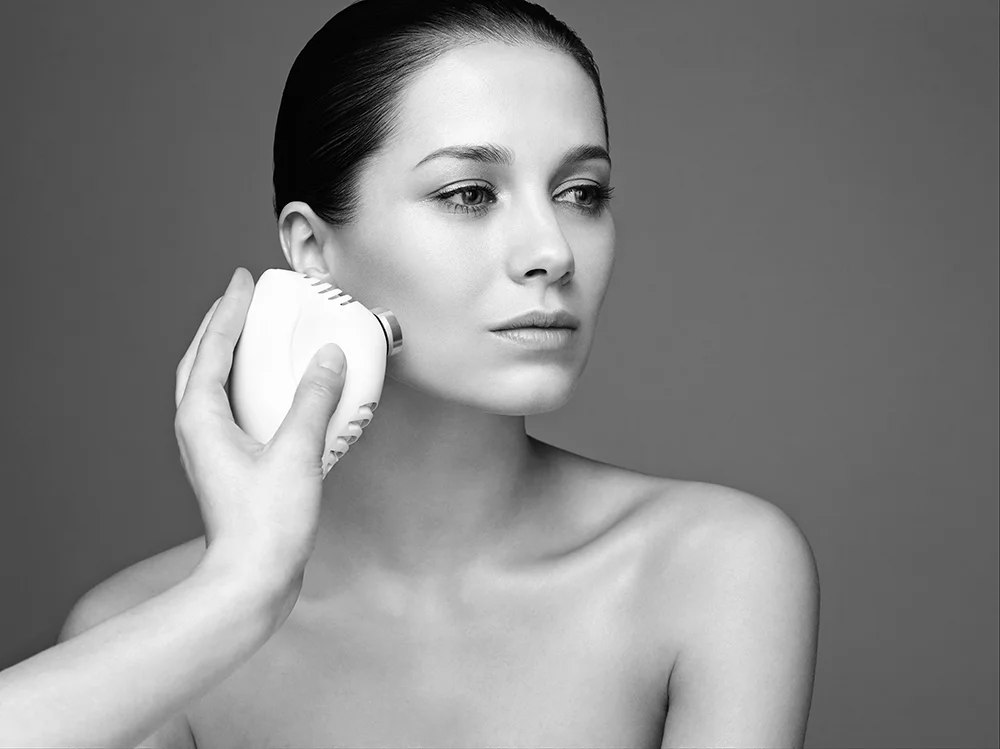 Cryolift Treatment Consisting of 3 steps to treat your skin from the dermis to the epidermis, Cryolift is an anti-ageing therapy. Cryo translates to cold in English and this treatment performs facial gymnastics using the cold. Your cells are then reactivated using an anti-ageing luminotherapy. *Click on the treatment image to learn more 
