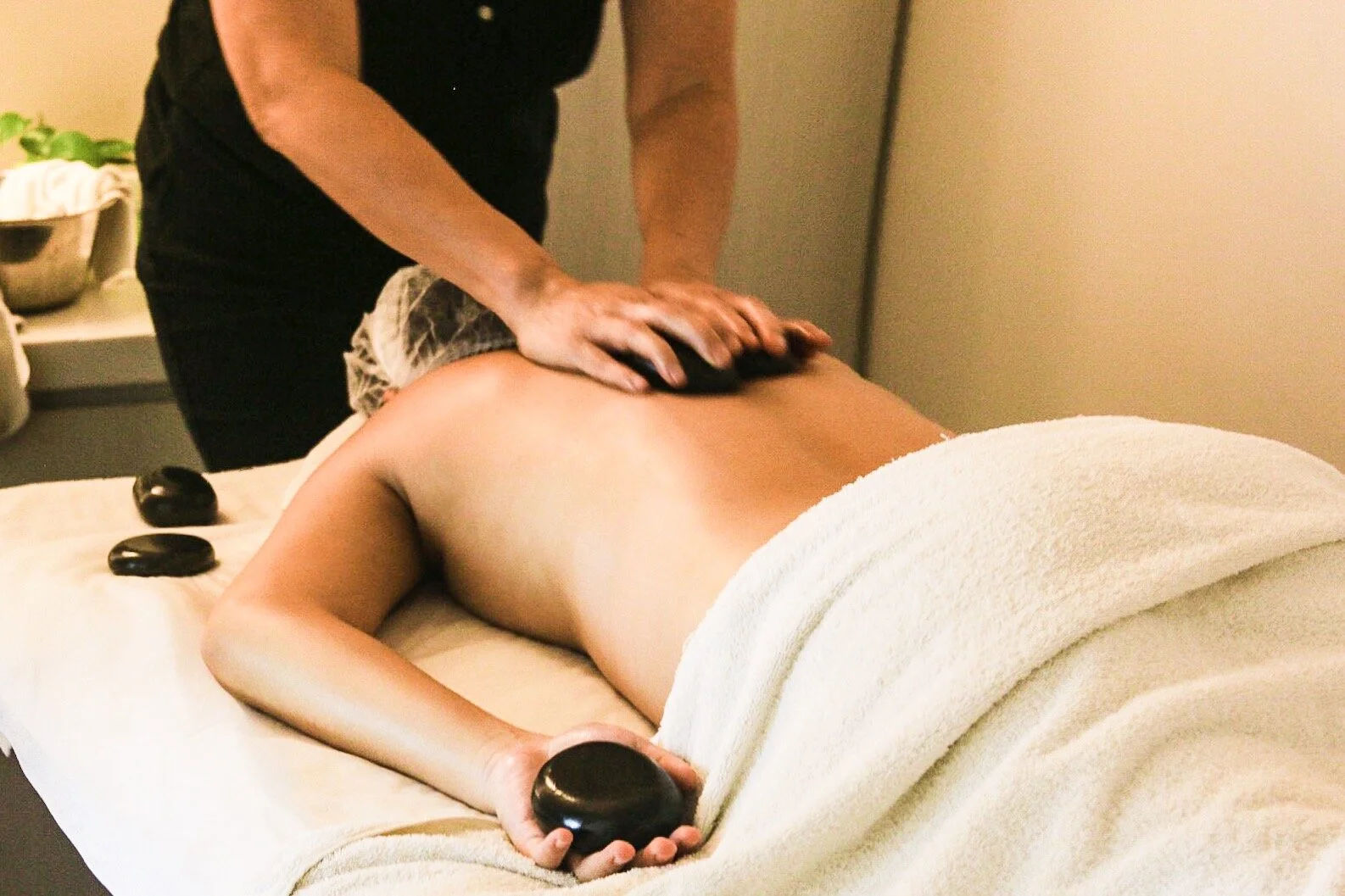 6 Health Benefits Of Hot Stone Massage To Welcome Cny In 2020 L Essenza