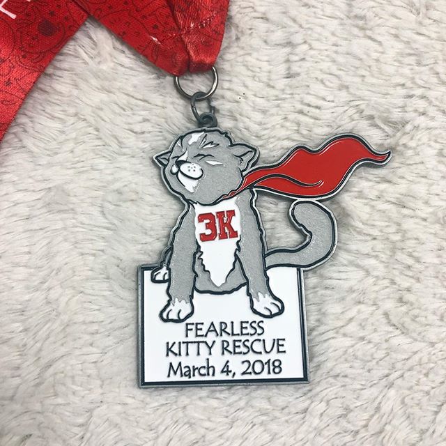 Happy #InternationalCatDay 🐱 Cat medals are already pretty awesome but when one is fuzzy and wearing a cape, that&rsquo;s pretty purr-fect 😻🏅🐾 #cats #kitty #caturday #igmeows #themeowlife
.
.
.
#cblworld #cblmedals #medals #running #halfmarathon 