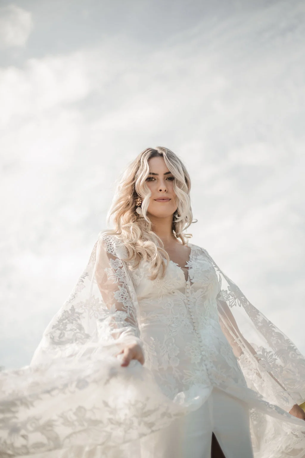 soft-bridal-makeup-loose-waves-viarni-bright.jpg