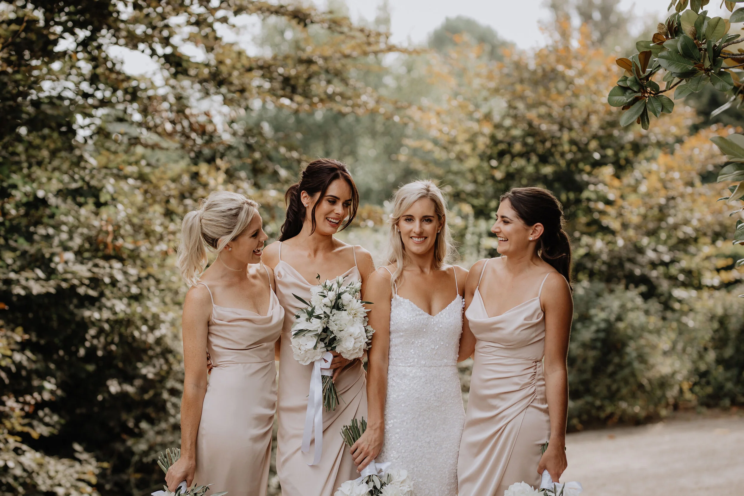 gorgeous-bridal-party-holding-white-bouquets-tauranga-ataahua.JPG