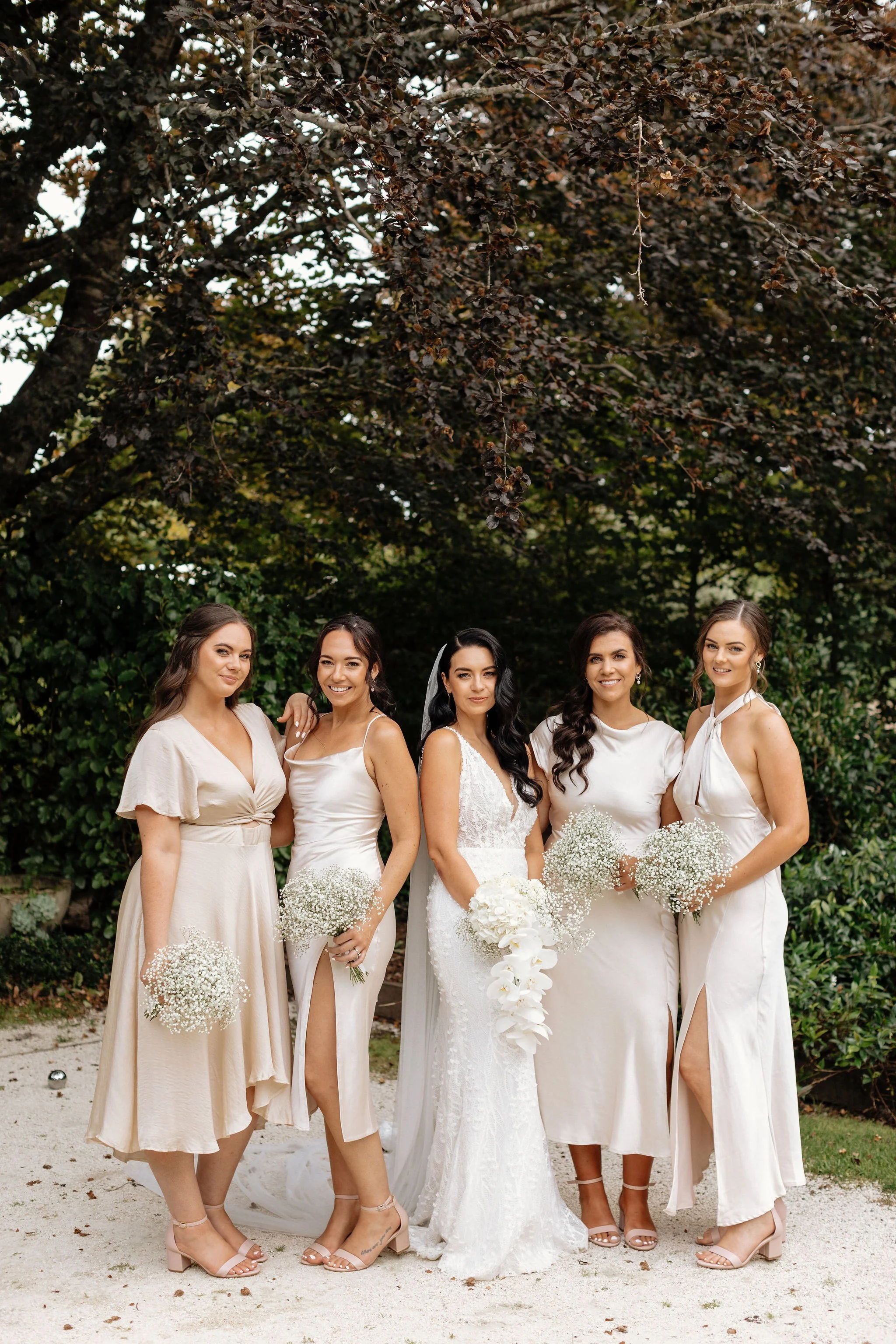 bridesmaids-holding-white-bouquets-tauranga-ataahua.jpg