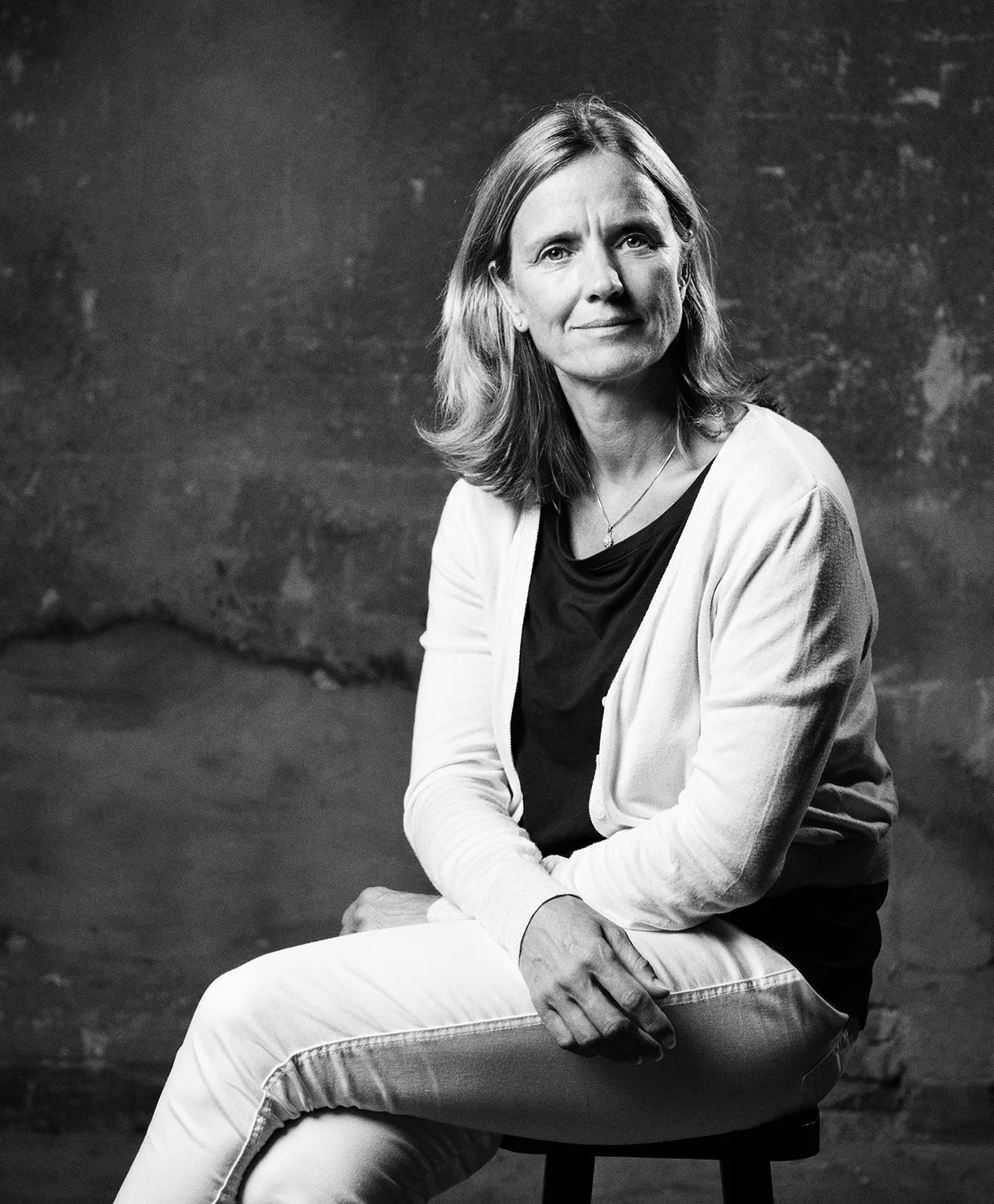 Dit is Mirjam. Haar broer kennen we allemaal: Bart de Graaff. Hij overleed op zijn 35e aan een nierziekte. “Als mijn moeder naar het ziekenhuis ging, werd ik naar de buren gebracht. Ik had dan het idee, dat mijn moeder met Bart met al dat speelgoed ging spelen. Terwijl Bart dacht dat ze na haar ziekenhuisbezoek nog met mij naar de Efteling ging. Dat kon natuurlijk helemaal niet, want vaak kwam ze pas om negen uur ‘s avonds thuis en ik lag natuurlijk allang te slapen. Later hebben we nog smakelijk gelachen om dit misverstand.” 6/12