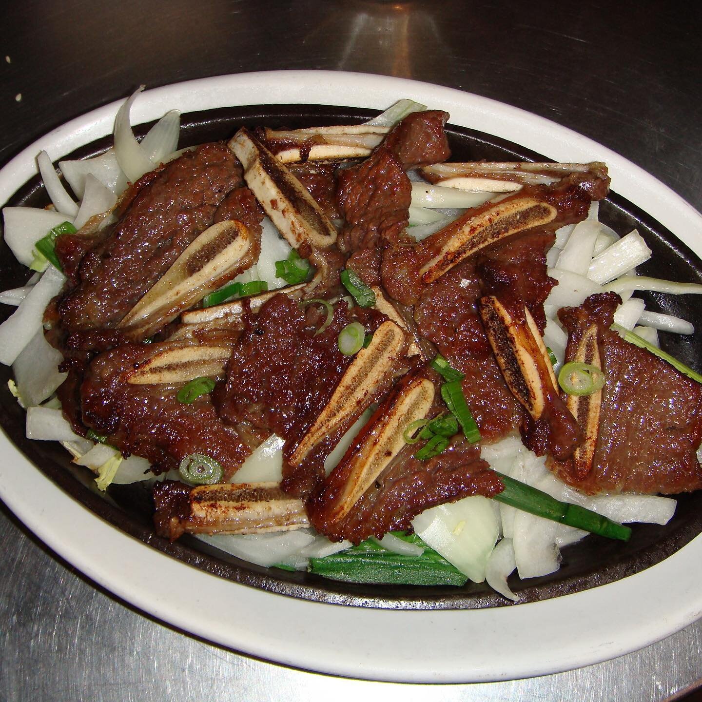 Listen to the sound of sizzling onions, zzzzzzzzzzz
&bull; &bull; &bull;
#koreankalbi
#beefshortribs
#dimsumtucson
#chopstix
#chopstixasiandiner
#tucson
#tucsonfoodie
#tucsonfood
#southernarizona
#tastingarizona
#tastingtucson
#igertucson
#visittucso