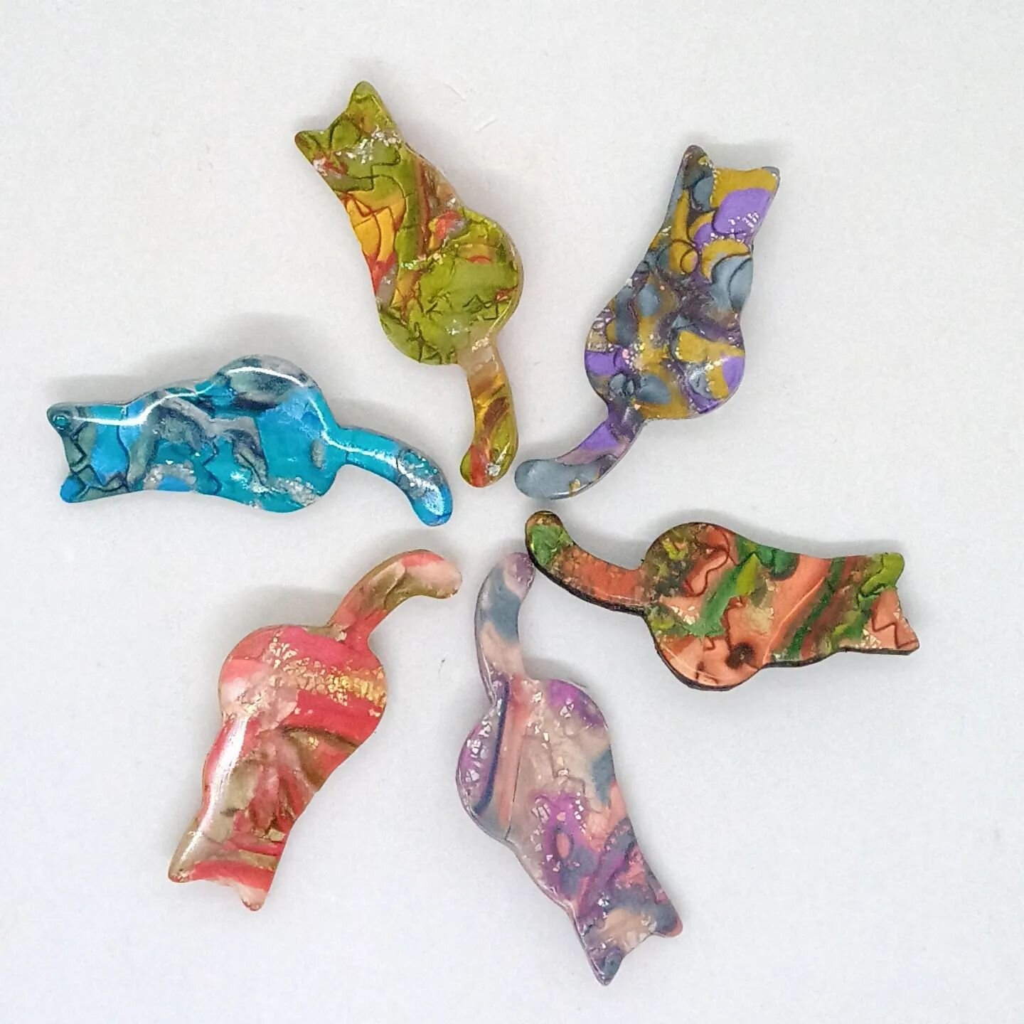 New polymer clay cat shape brooches in 6 different colours.

Hope you like them 

#catbrooch #polymerclaybrooch #polymerclaydesigns #polymerclayjewellery #handmadebrooch #colourfulbrooch #colourfuljewellery #designermaker #catjewellery #mokumegane #p