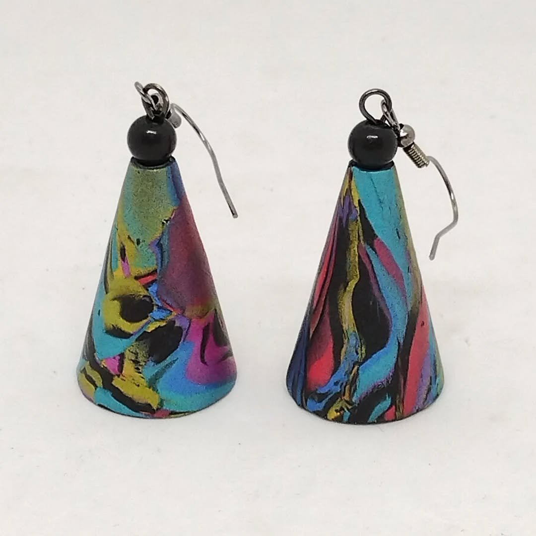 I love my new cone shape earrings. 

The matching necklace is almost finished and then I am planning to make more in other colours.

#newearrings #earringsoftheday #earringsaddict #handmadeisbest #buyhandmadejewellery