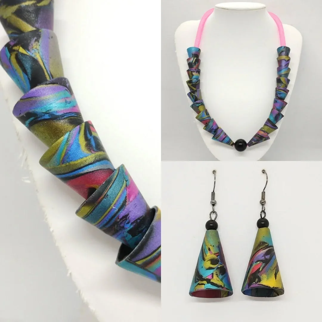Here is the completed necklace to go with yesterday's earrings. 

It will be available at my next event at Fakenham Racecourse for the Norfolk Artisan Fair on 18 and 19 April, together with a range of my colourful handmade jewellery.

#colourfuljewel