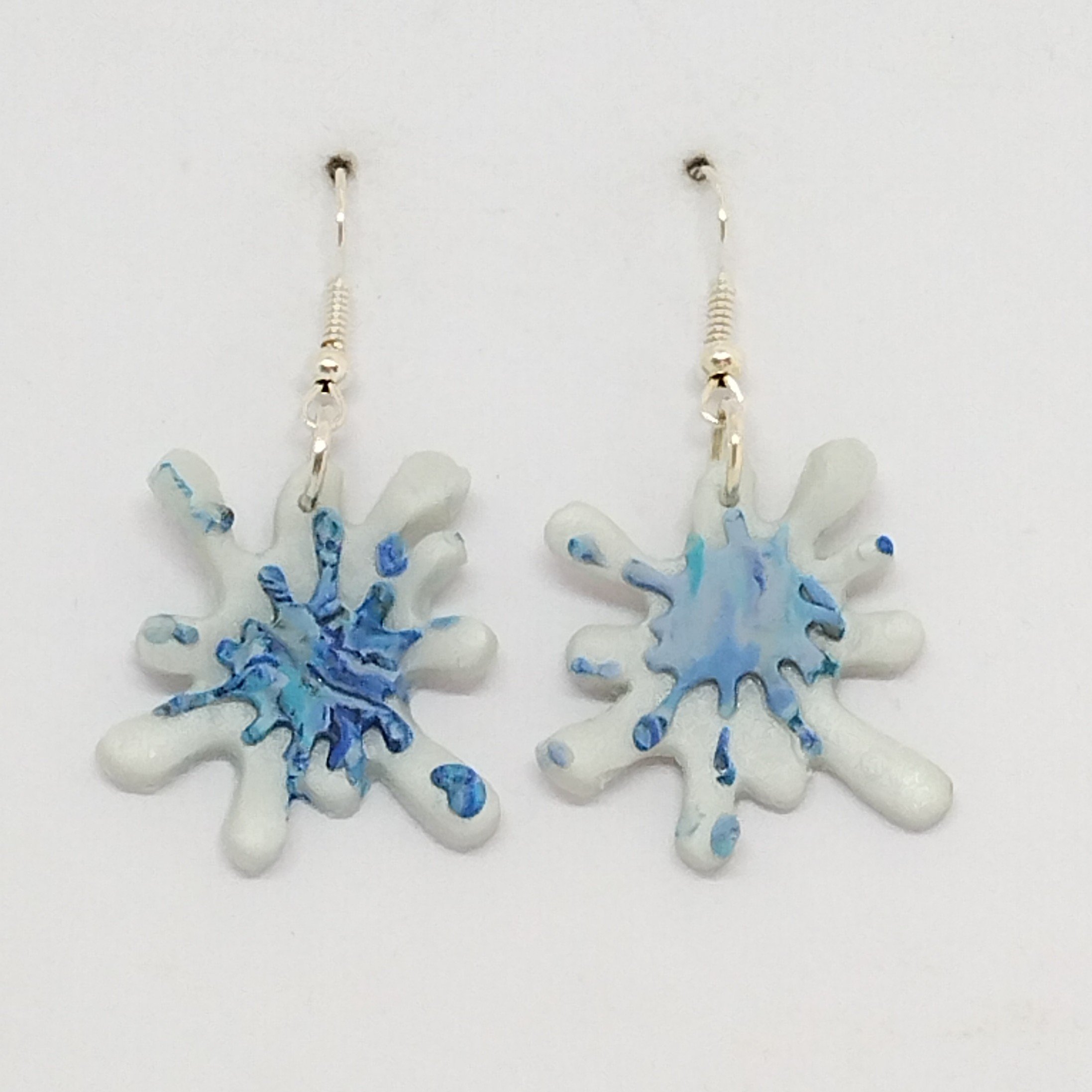 White splash shape earrings with blue raindrop design