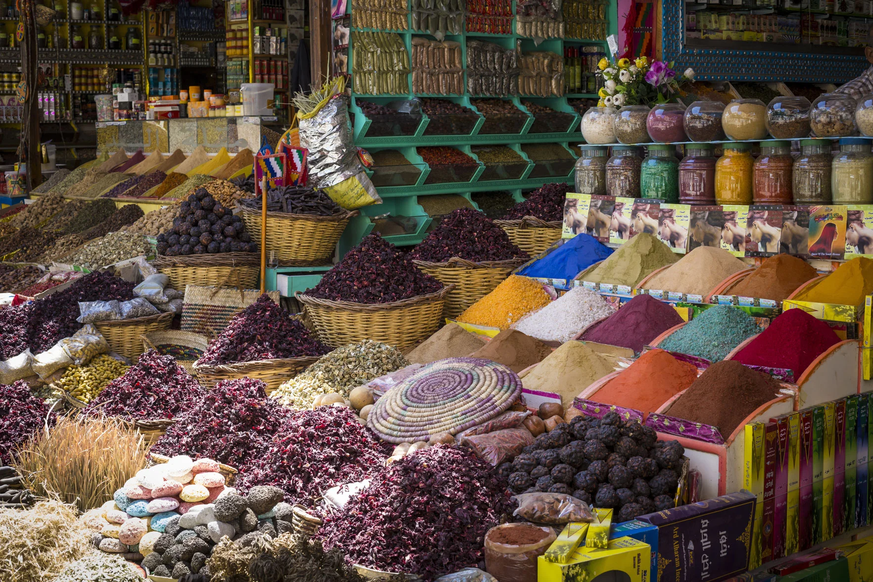 EGY_Aswan-Souk-©-AdobeStock_142478093.jpg
