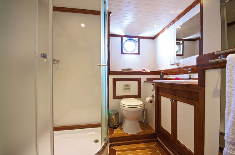 SYC_MV-Galatea-Cabin-Double-Bathroom-©-Galatea.jpg