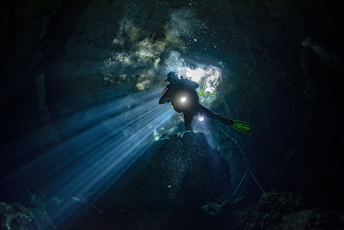 MEX_Cenotes-UW-Cave-diving-©-AdobeStock_232520989.jpg