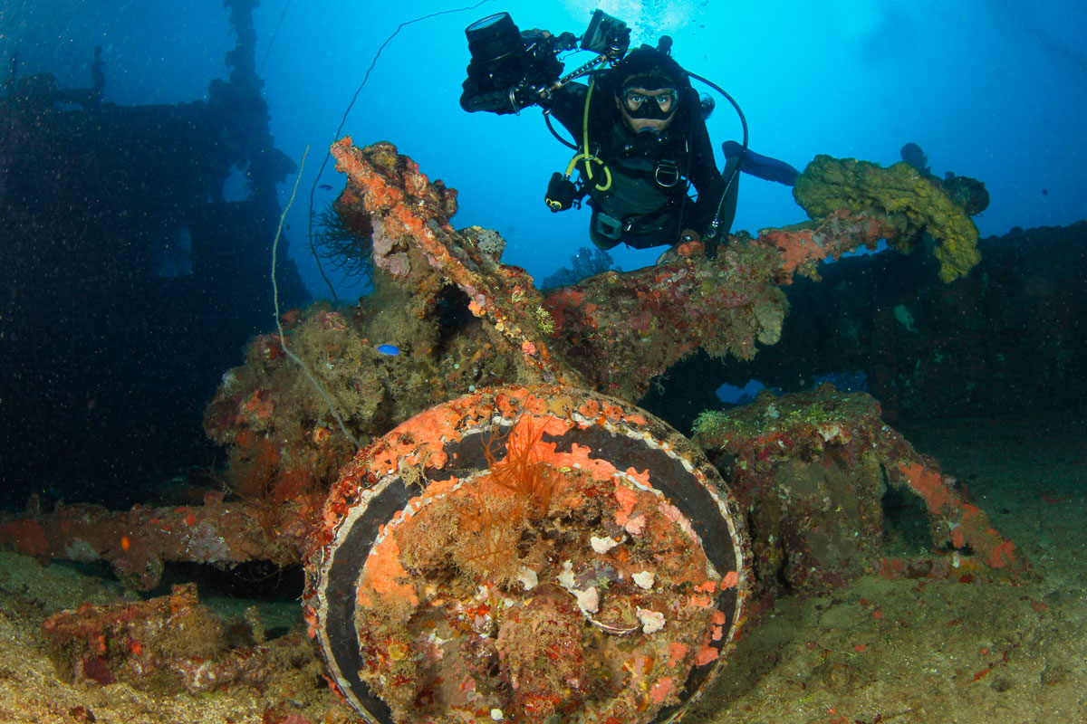 FSM_Chuuk-UW-Nippo-Canon-w-Calvin-©-Ron-Leidich.jpg