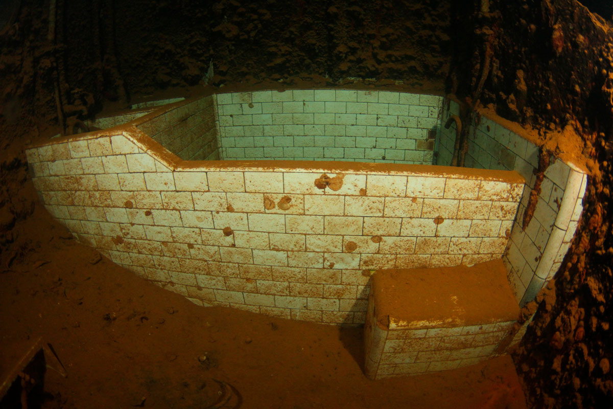 FSM_Chuuk-UW-Shinkoku-Bath-Tub-©-Ron-Leidich.jpg