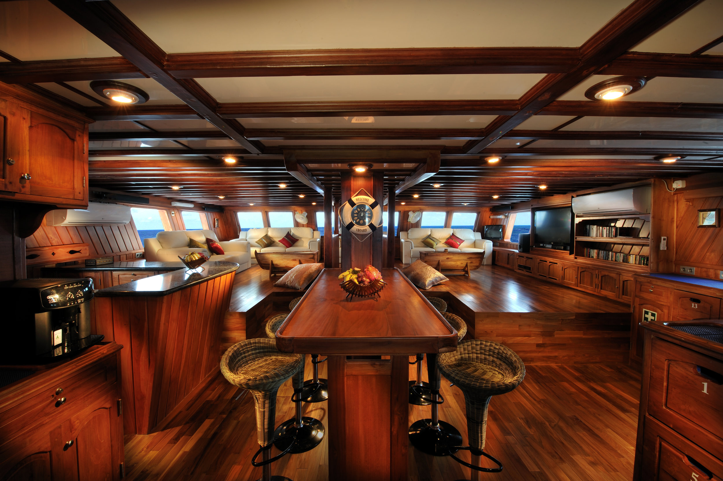 PLW_Palau Siren-Saloon © Siren Fleet WWDAS.jpg