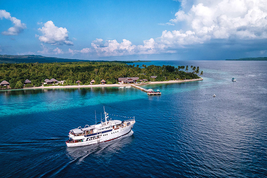 IDN_SY-Pelagian-Cruising-past-resort-©-Didi-Lotze.jpg