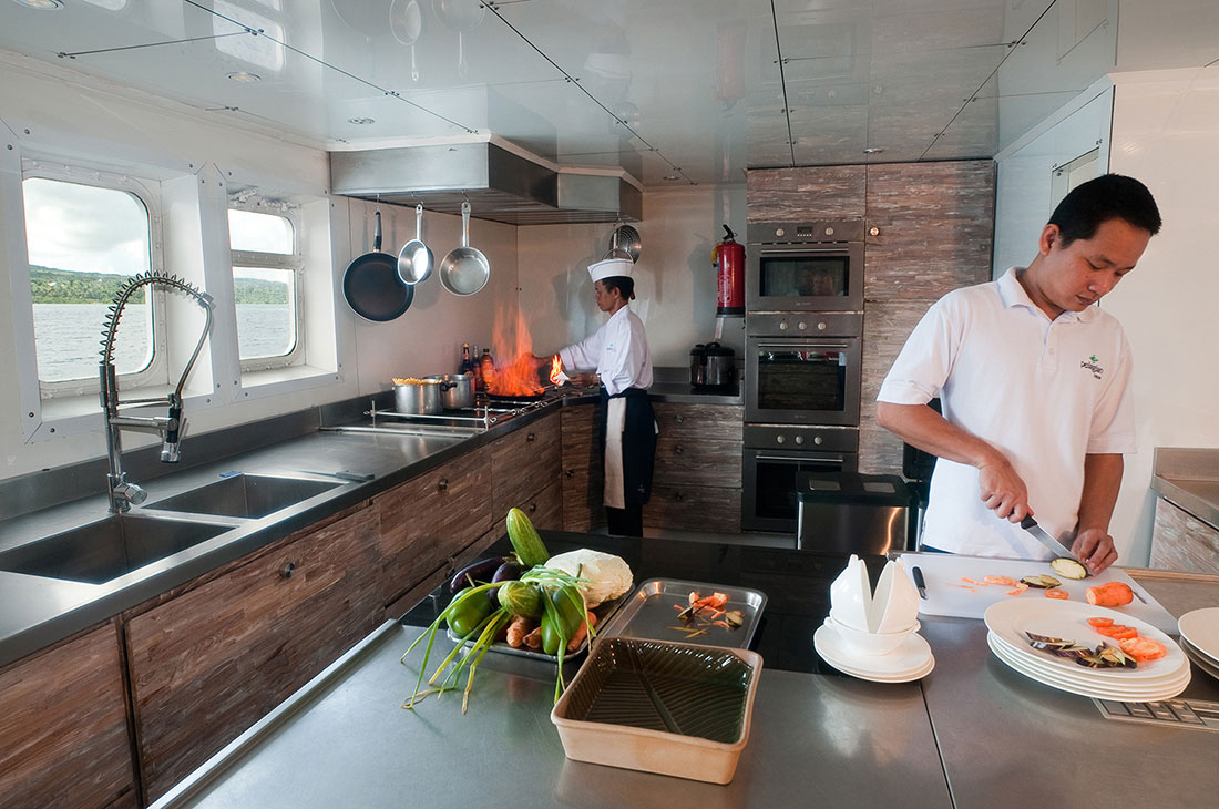 IDN_SY-Pelagian-Galley_chefs-©-Didi-Lotze.jpg