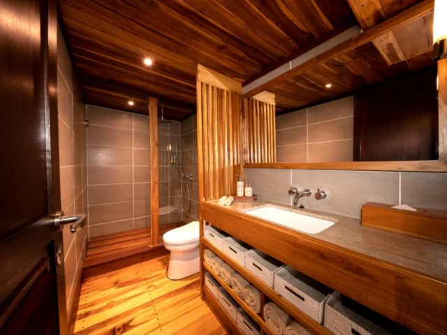 Coralia-Liveaboard-Master-cabin-bathroom-1024x683-640x480_c.jpg