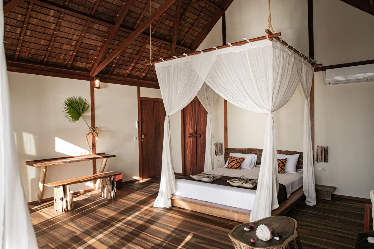 IDN_Kusu©Kusu-Resort_kusu_1121_ocean_villa_mit_interior_aus_holz.jpg