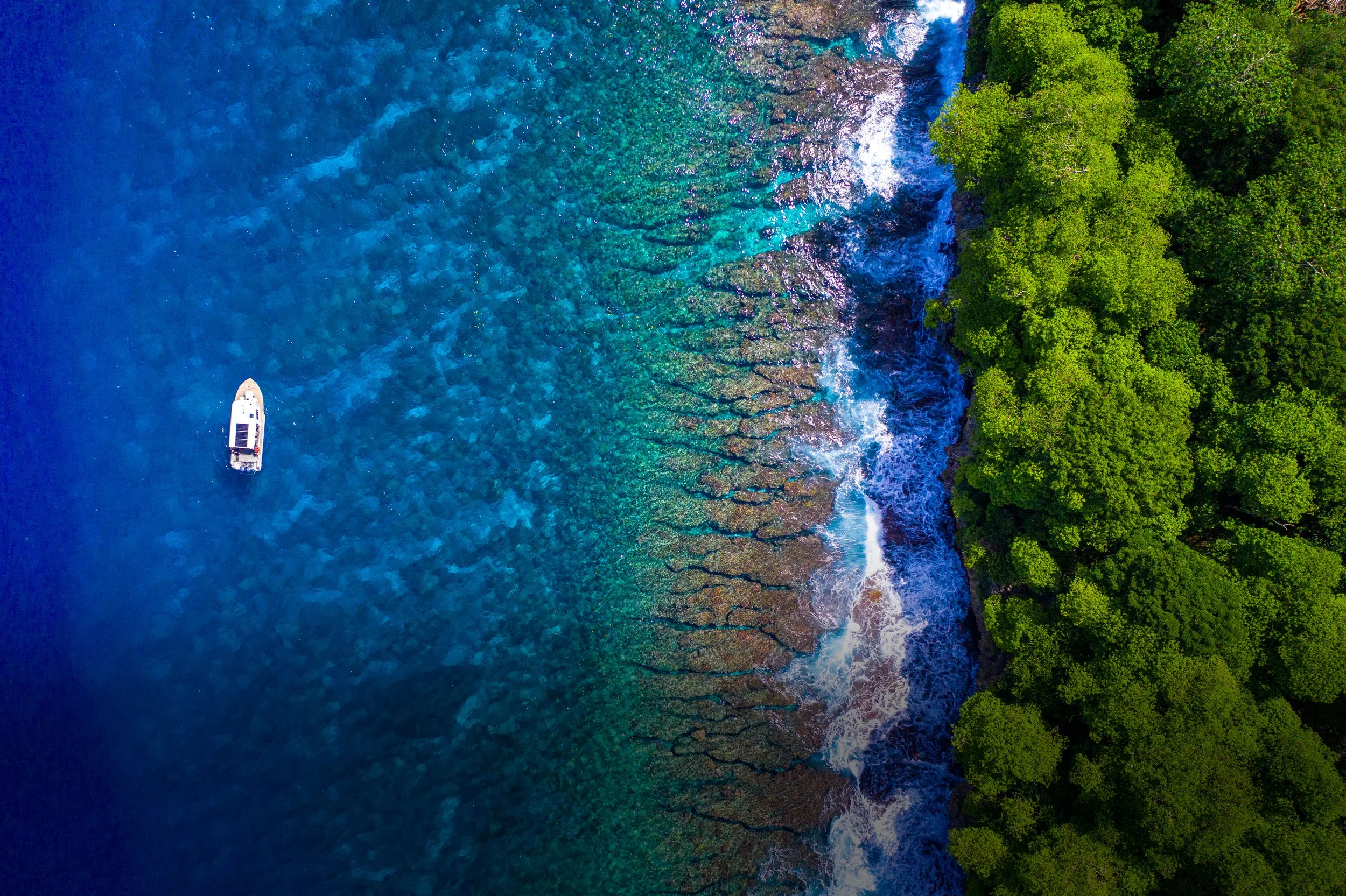 AUS_Christmas Island © CI Tourism_gradientChristmasIslandarialofshoreanddiveboatcreditScottPortelliDJI_0771copy.jpg