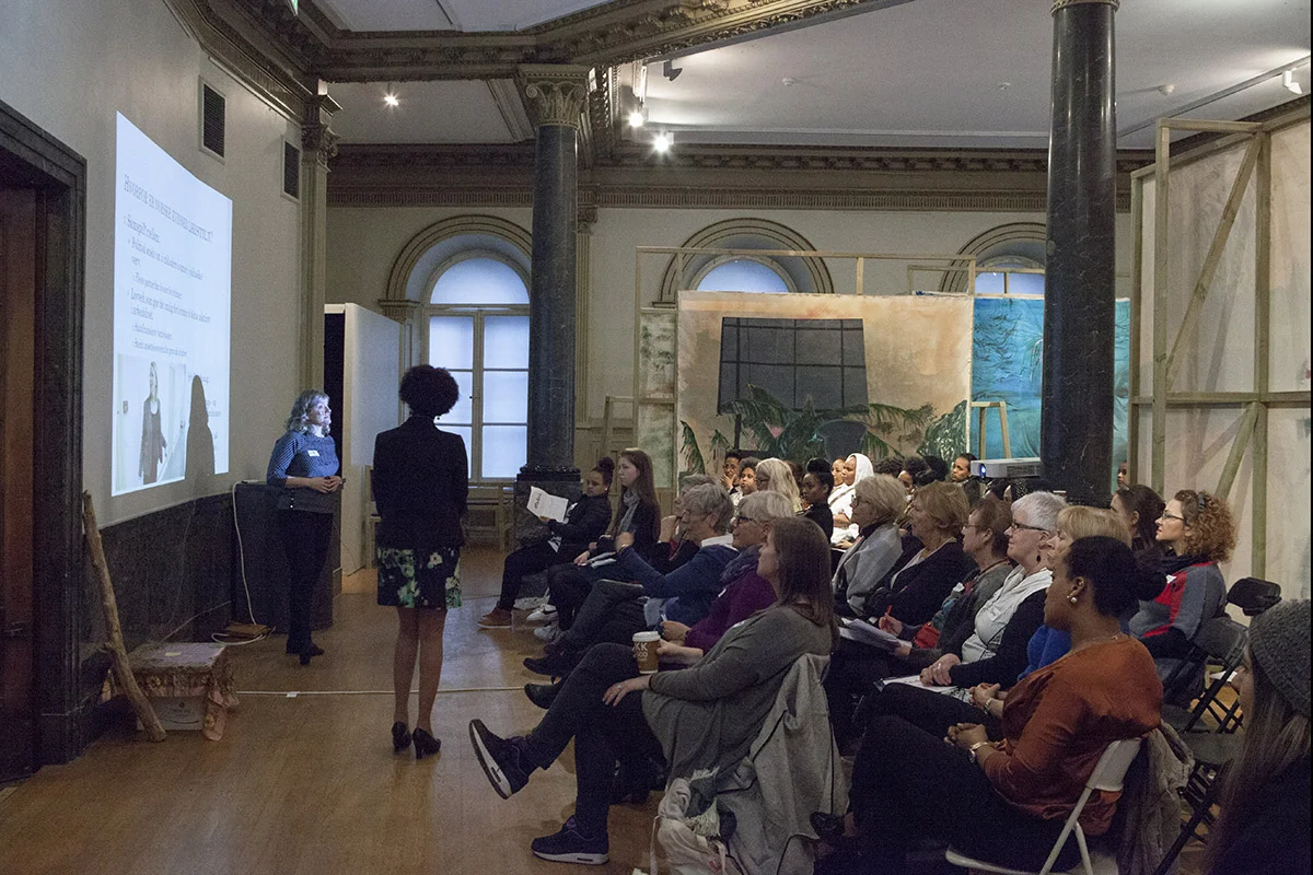  The women are parted into 5 groups, well mixed across groups and age. They share views and stories on the following issues:  - Have your view on being a women, changed throughout your life?  - Which political issues are important to you?    