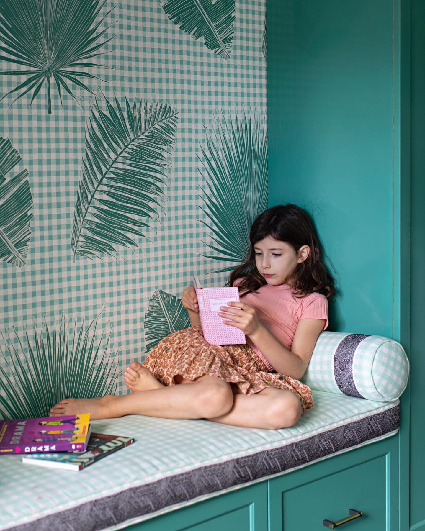 Sweetest reading nook for the sweetest little client (and Melissa&rsquo;s mini me!). Thank you for capturing her in her element @karynmillet @krushimag 

Wallpaper and fabric @kranehome