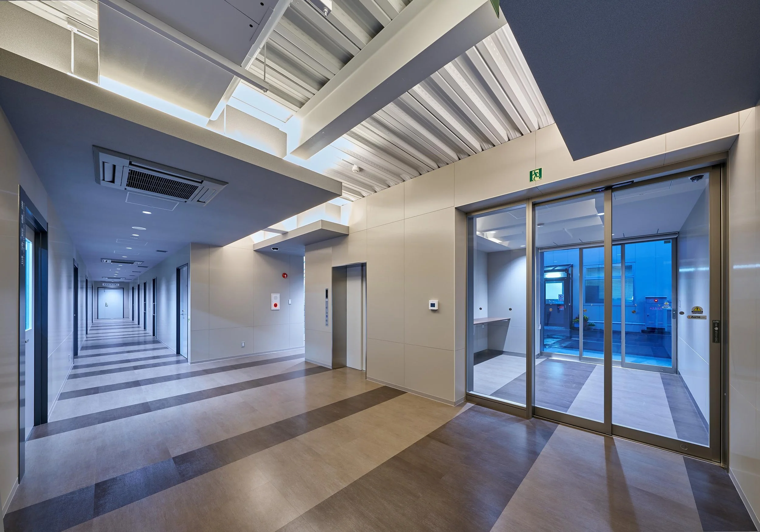 1F エントランスホール8752_HP用.jpg