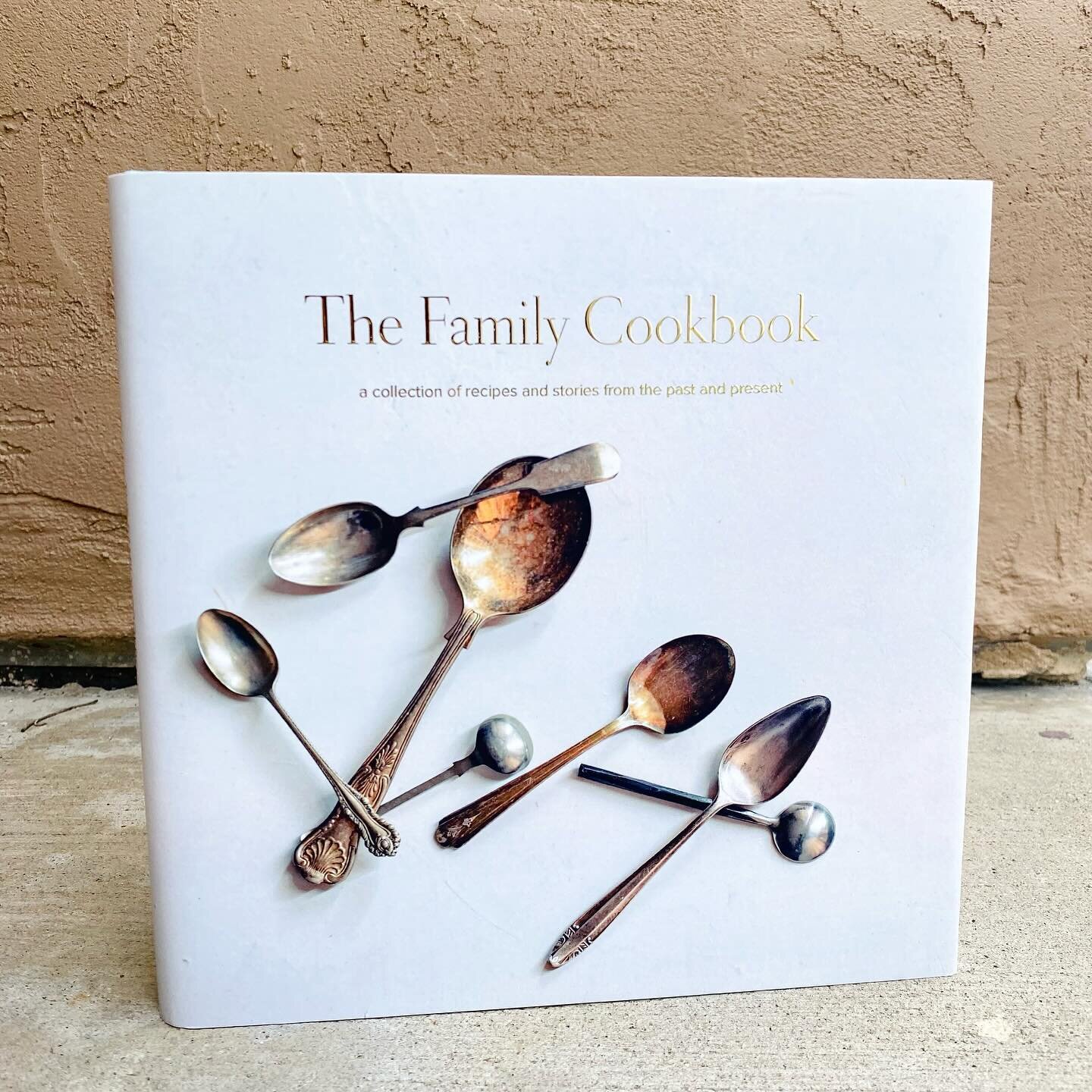 The Family Cookbook: a collection of recipes and stories from the past and present :) 

Printed by @artifactuprising for my parents&rsquo; Christmas gift. That gold foil is 🔥swipe to see the inside 💕

#cookbook #bookcoverdesign #coverdesigner #nonf