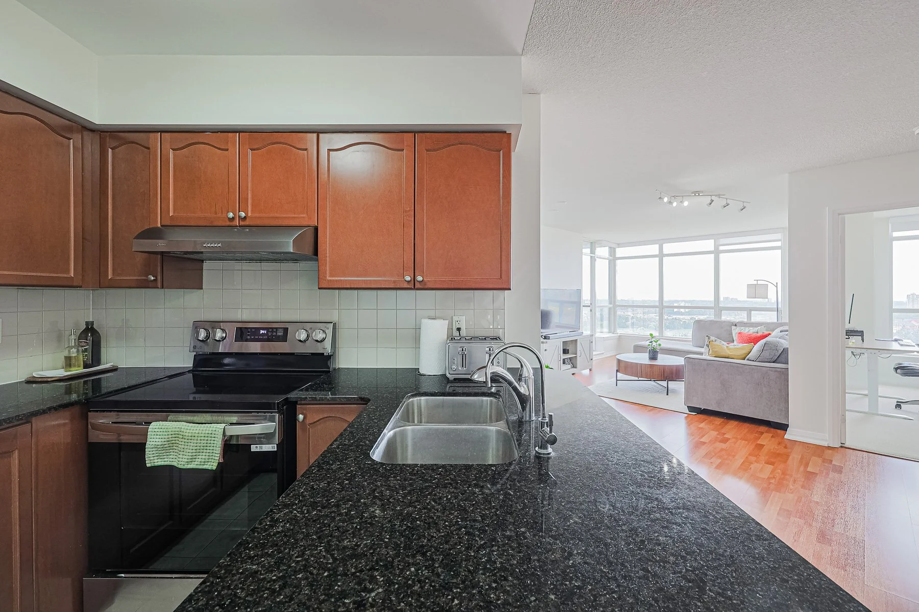 1401-220 Forum Dr MLS-17.jpg