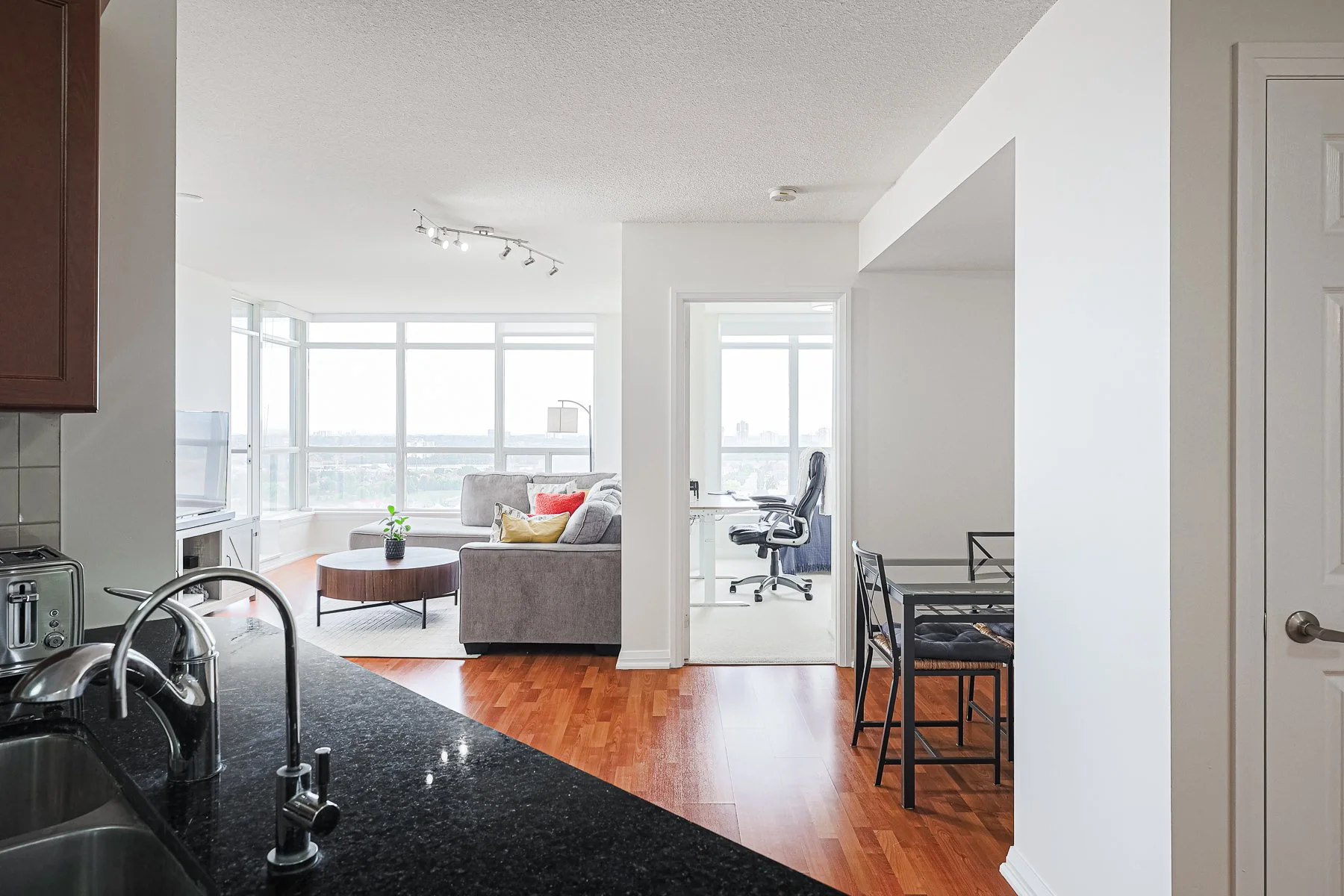 1401-220 Forum Dr MLS-20.jpg