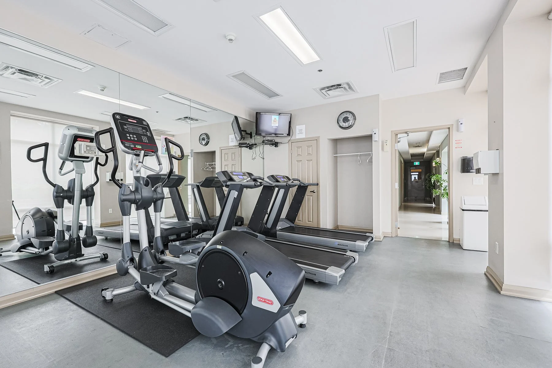 1401-220 Forum Dr MLS-59.jpg