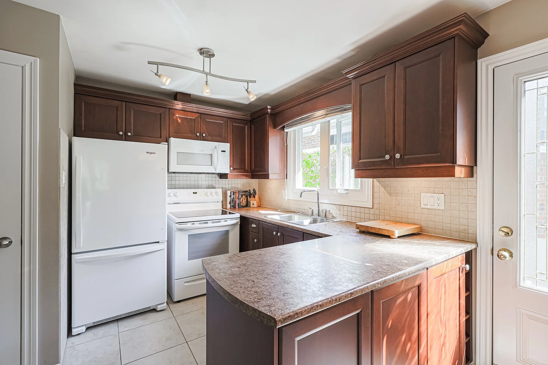 958 Fletcher Valley Crescent MLS-25.jpg