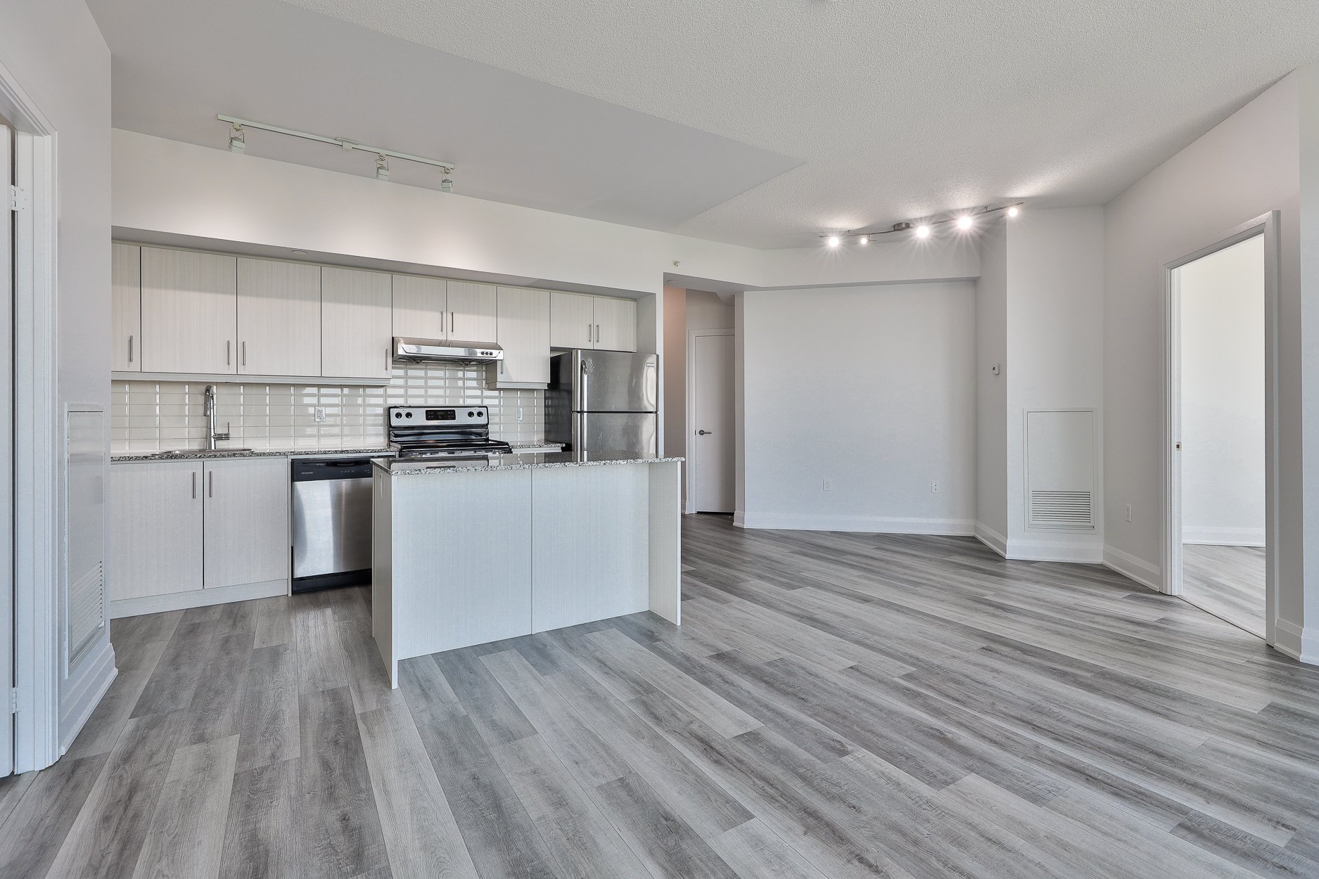 906-160 Vanderhoof Ave-6.jpg