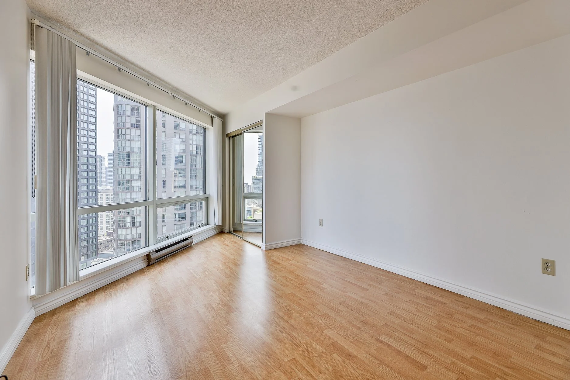 2108-1001 Bay St-36.jpg