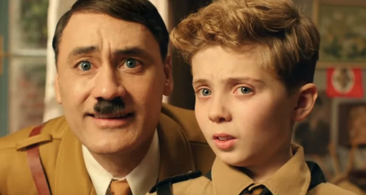 Waititi (à esquerda) dirige e interpreta Adolf Hitler e Roman Davis (à direita) como Jojo.