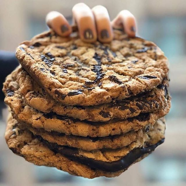 Get your Jacques Torres Chocolatey chip cookies by the handful! Get 50% off this NYC legend today on Goldbelly 📸@theveryhungrygal #foodexplorers #goldbellyfoodlove @jacquestorres