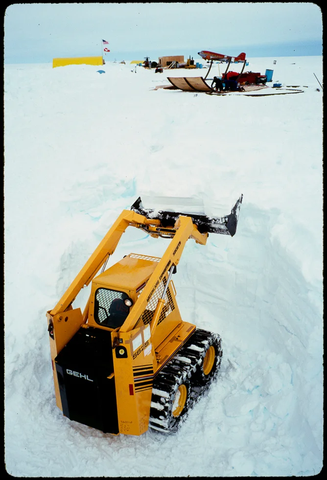 051_©1990_LAS_Gehl_Initial_Hole_De_Sat.jpg