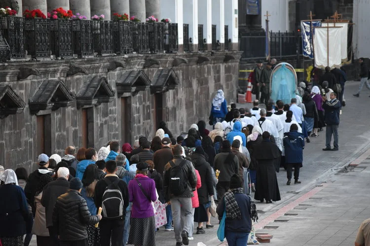 Quito_procession.jpg