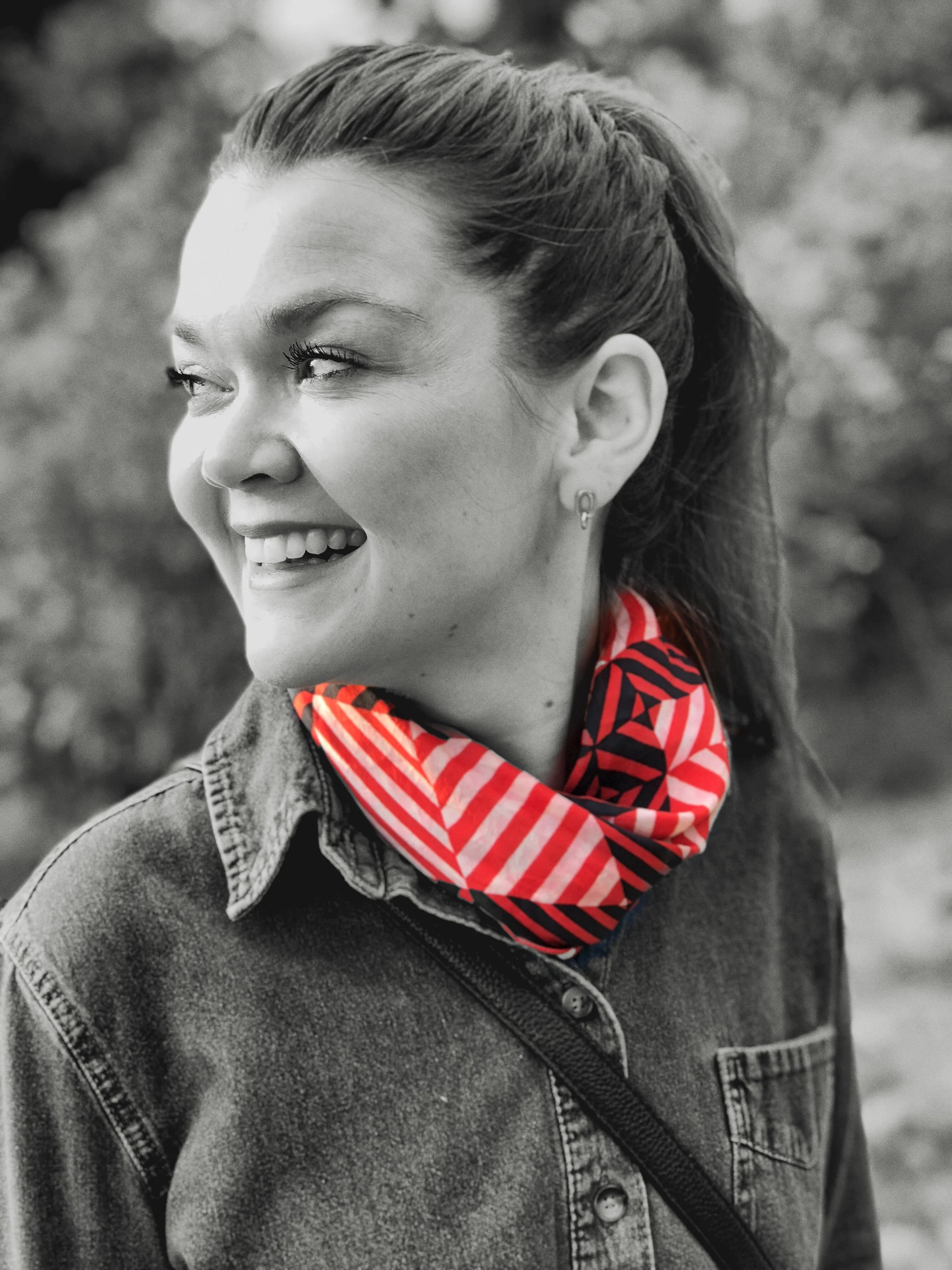 Grace or Frankie? A Silk Scarf Experiment