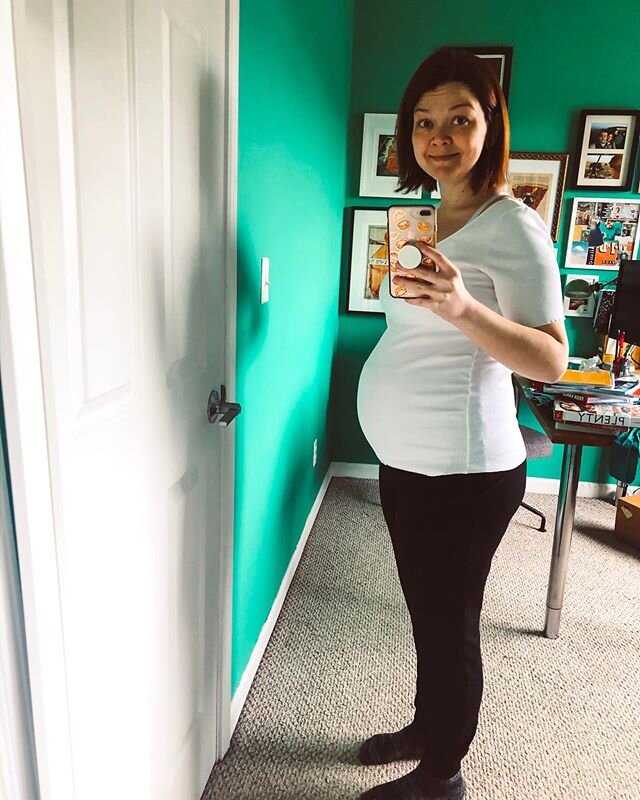 Oh, hey. #maternitysweats #22weeks