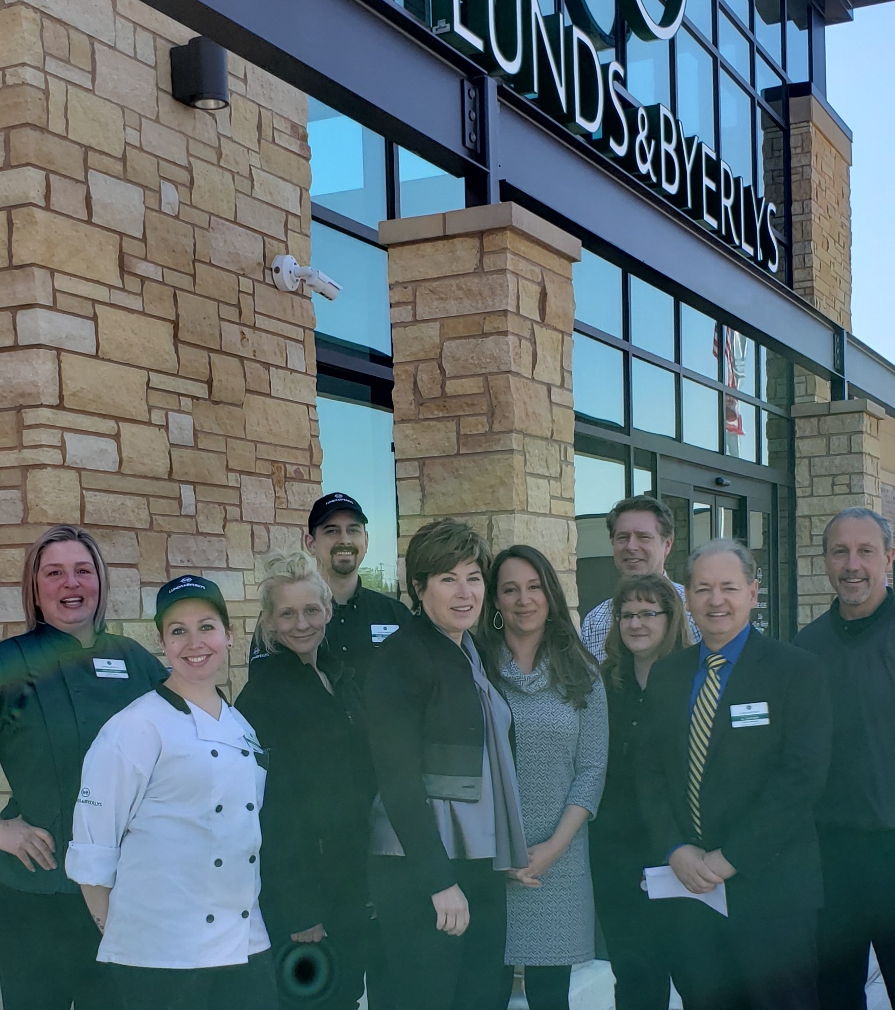 Russell+T.+Lund+Charitable+Trust+%28Lund%27s-Byerlys%29+Photo+5-14-19+store+manager+Al+Gartner.jpg