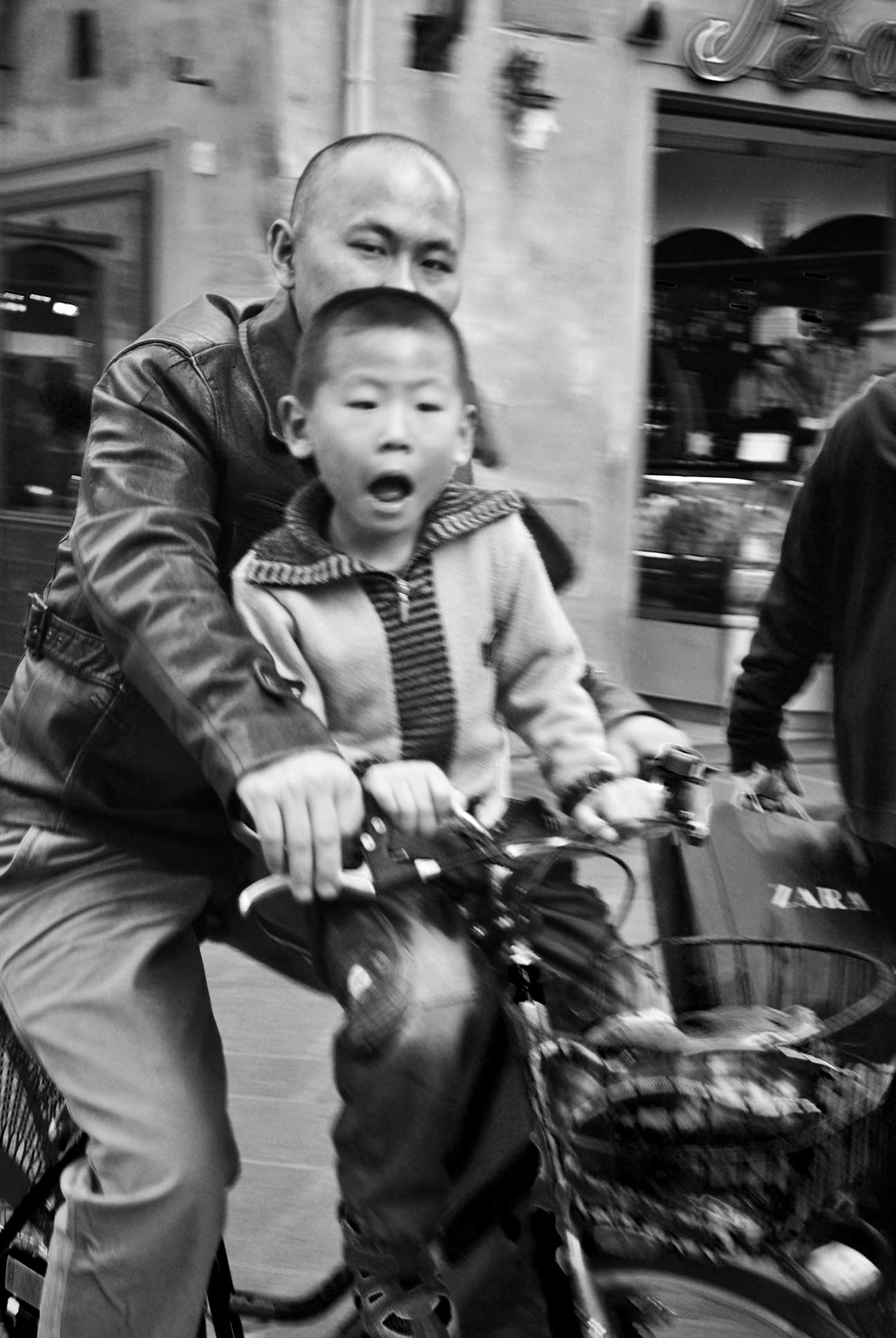 Chinese-Family-Biking-in-Florence_WEB.jpg