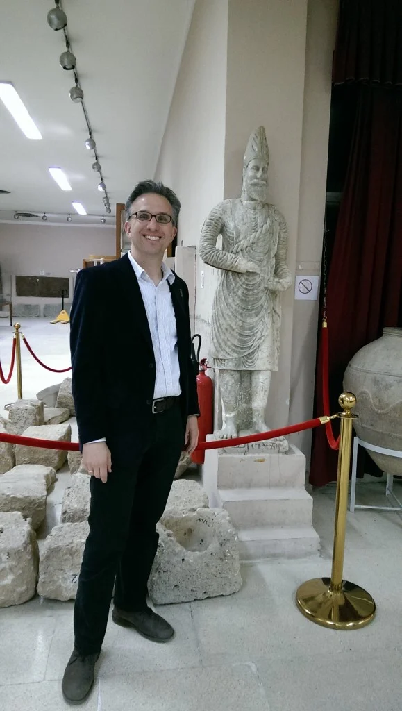 Peter Wien in the Museum of Sulaimaniye, in front of a statue from Hatra (Wien, 2016)